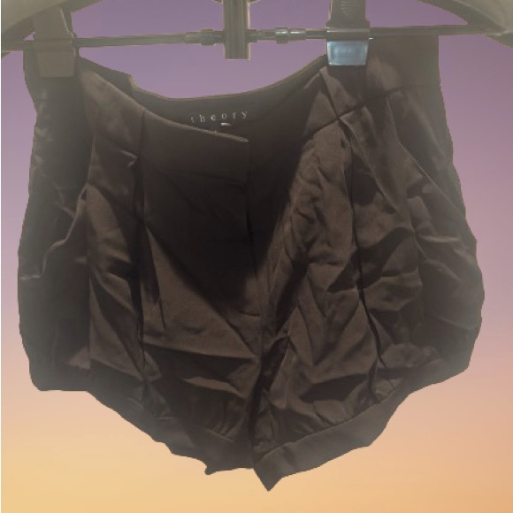 Theory silk cuffed shorts with front and back pockets. Size 4 - Picture 2 of 5